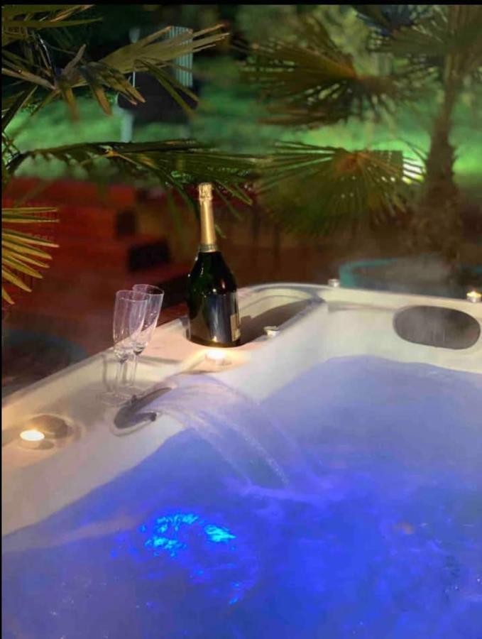 Apartamento Le Jacuzzi De Marie Ll Tourcoing Exterior foto